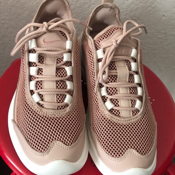 Women’s Nike Air Max Estrea - Picture 4 of 4